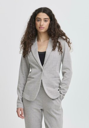 Grau kariertes Blazer im Fischgrätmuster mit Reverskragen, zwei vorderen Taschen und einem einzigen Knopfverschluss, kombiniert mit passenden Hosen.