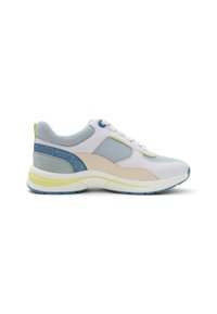 Sneakers caratterizzati da un mix di materiali bianchi, blu e beige chiaro con dettagli in rete e camoscio. Suola spessa con dettagli gialli e blu.