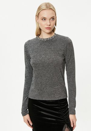 - Sweter