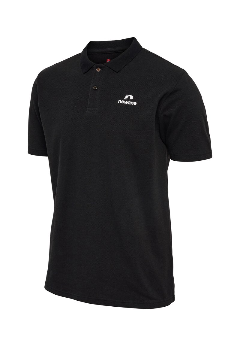 Polo noir en tissu mélangé coton. Doté d'un col à deux boutons, de manches courtes et d'un logo blanc sur la poitrine gauche.
