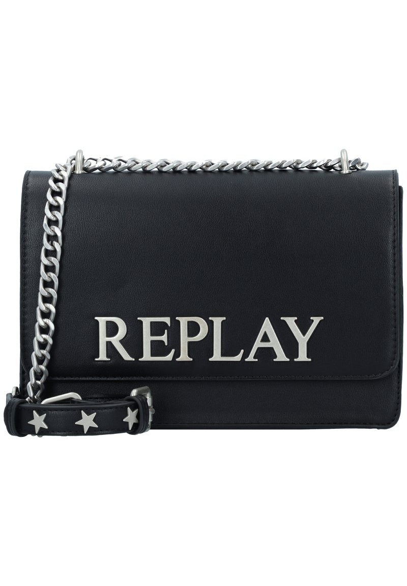 Bolso de mano de cuero negro con cadena plateada, que presenta un destacado logo de "REPLAY" y una correa negra desmontable con acentos de estrellas.