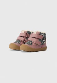 Botas de inverno infantis cor-de-rosa com estampado floral, com duas tiras de velcro e solas de borracha, forradas com lã branca para aquecimento.