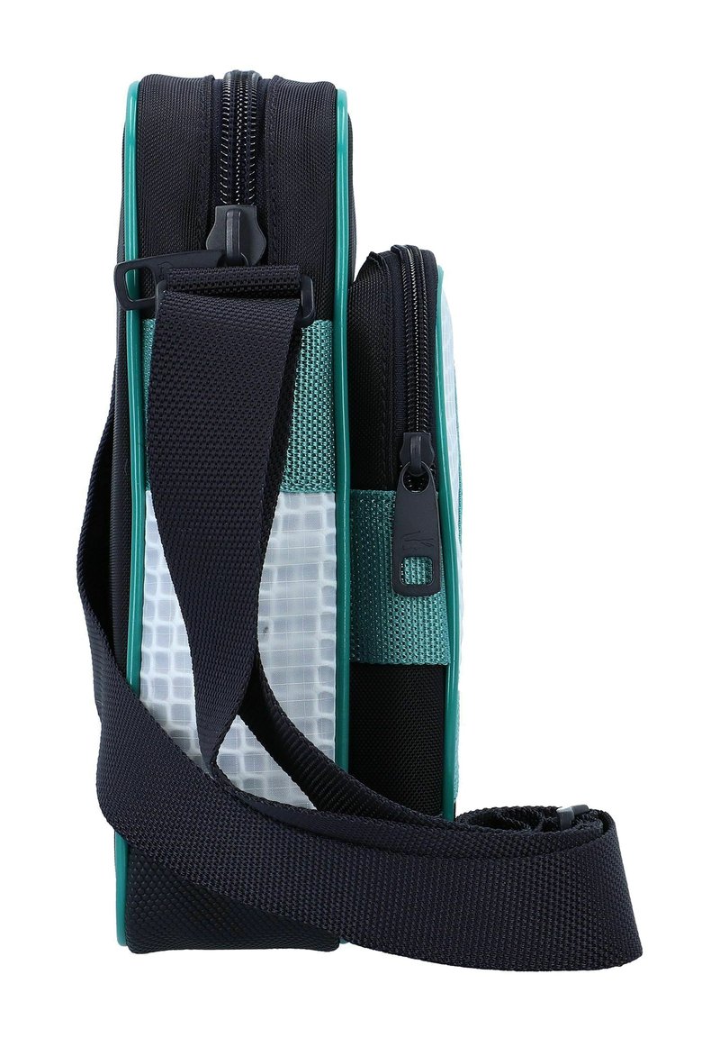 Sac zippé noir et sarcelle avec une surface texturée, une sangle réglable et un panneau à motif quadrillé. Dispose de deux compartiments et de ferrures durables.