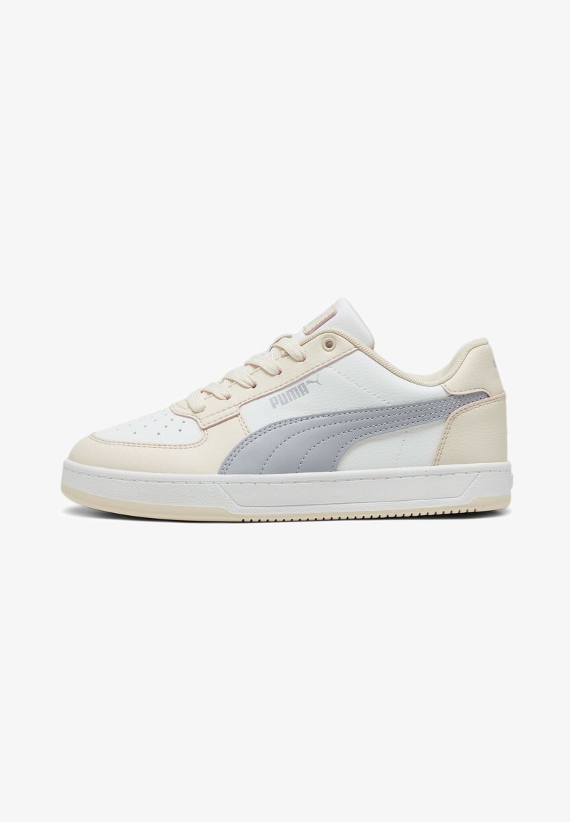 Vita och beige sneakers med ljusgrå detaljer, övre del i syntetläder, perforerad tå, platta snören och gummisula. PUMA-logotyp synlig.