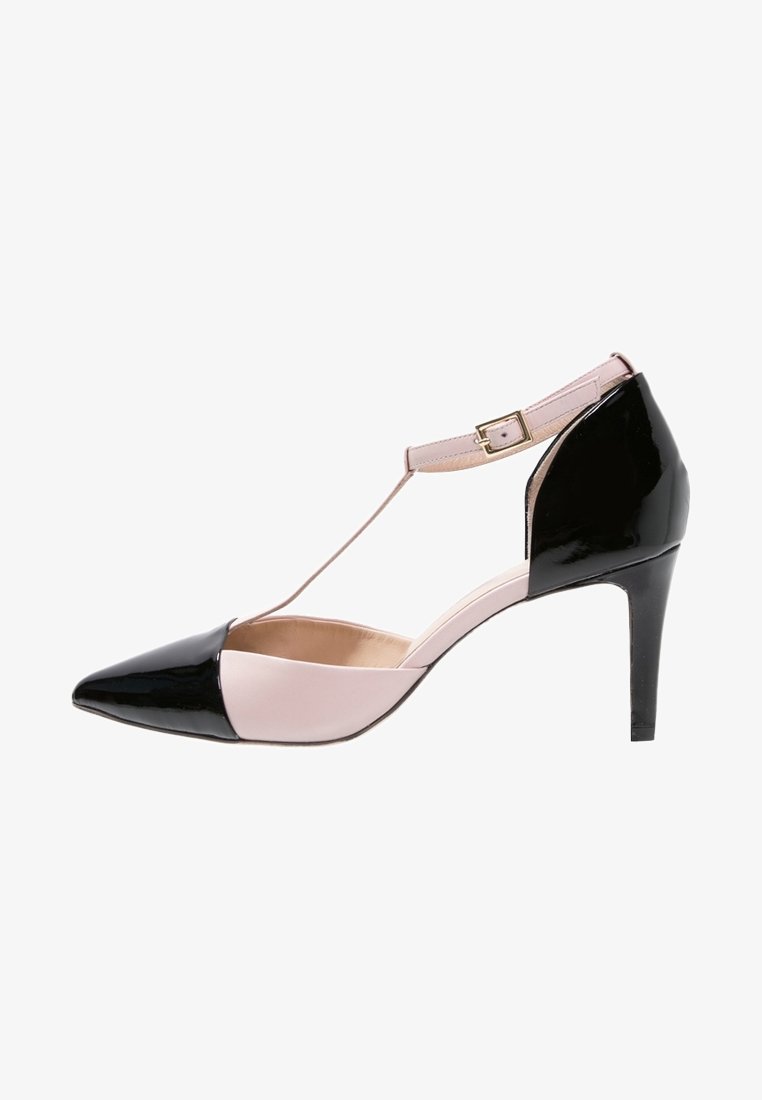 Chaussure à talon haut à bout pointu avec un design bicolore brillant noir et rose pâle. Comprend une bride de cheville avec une boucle dorée en accent.