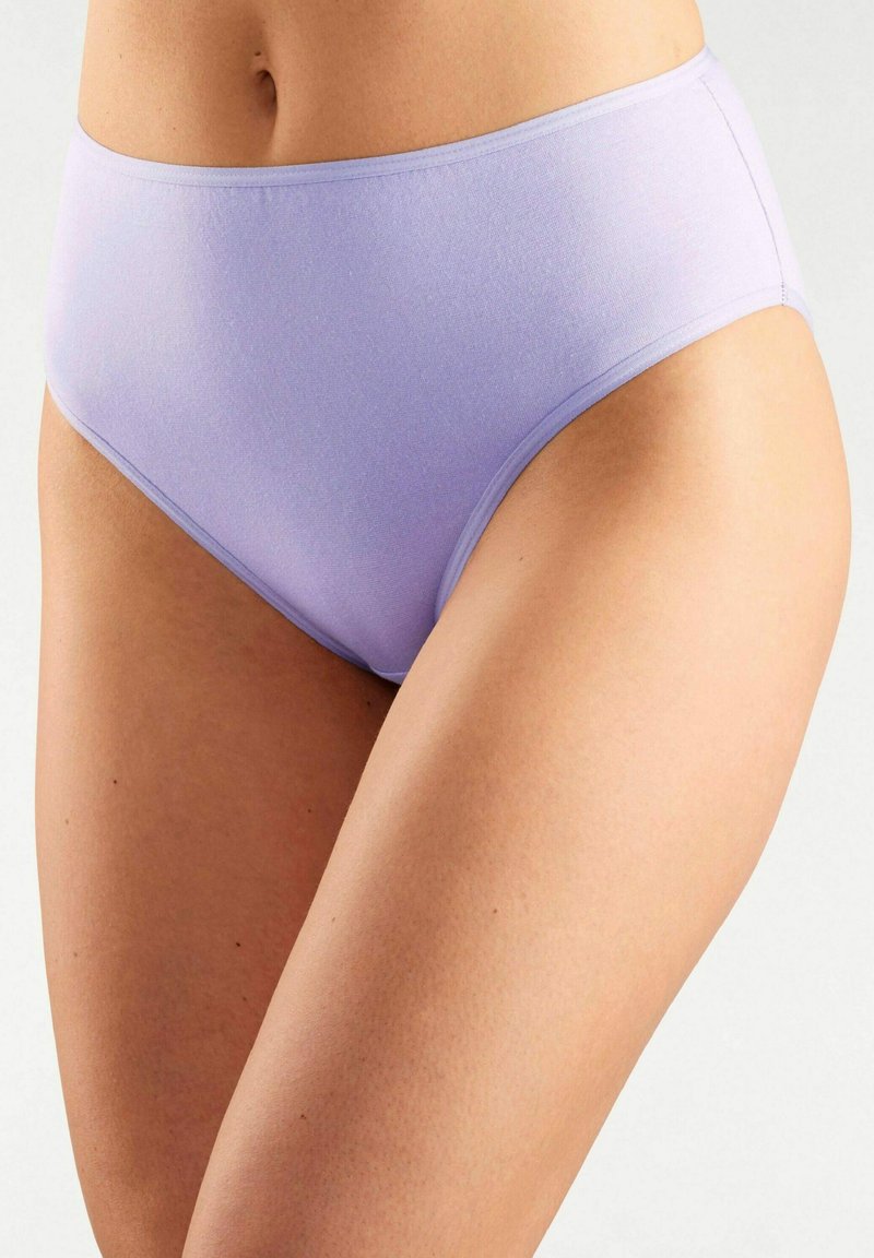 Lila kokvilnas hipster apakšbikses ar elastīgu jostasvietu, gludu tekstūru un bez acīmredzamām rakstām vai aparatūras. Pilnas seguma griezums.