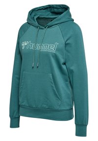Bluza z kapturem w kolorze teal z przednią kieszenią, kapturem ze sznurkiem i białym logo oraz hasłem "hummel" nadrukowanymi na piersi.