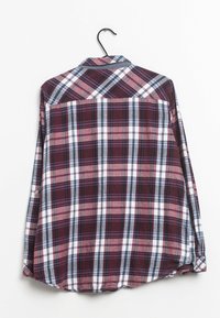 Camisa de cuadros en tonos burdeos, azul marino y blanco. Tejido de algodón con dobladillo redondeado y puños abotonados. Etiqueta en la parte trasera del cuello, colgada de un gancho.