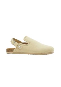 Chaussure slingback en suede beige avec un bout rond, un talon ouvert, une sangle ajustable et une semelle en liège. Texture lisse avec un minimum de détails.