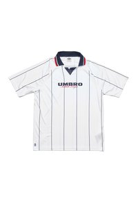 Polo shirt bianco a maniche corte con strisce blu navy, collare blu navy e dettagli rossi. Presenta un collo a V e il logo "UMBRO Football League".