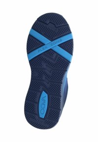 Suola in gomma di colore blu scuro con un motivo testurizzato, caratterizzata da una banda "FLEX ZONE" di colore blu chiaro e dettagli che migliorano la presa per una migliore trazione.