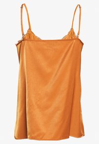 Camisole en satin orange avec bretelles spaghetti ajustables, ornée d'une délicate bordure en dentelle autour de l'encolure et présentant une silhouette fluide.