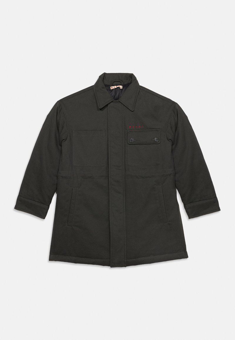 Veste vert foncé à manches longues avec col, poche avant à rabat avec boutons, deux grandes poches avant et un logo rouge discret sur la poitrine.