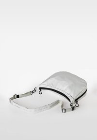 Grau gefärbte Schultertasche mit flacher, runder Form, schwarzem Reißverschluss und verstellbarem Tragegurt. Enthält Beschläge zur Befestigung zusätzlicher Komponenten.