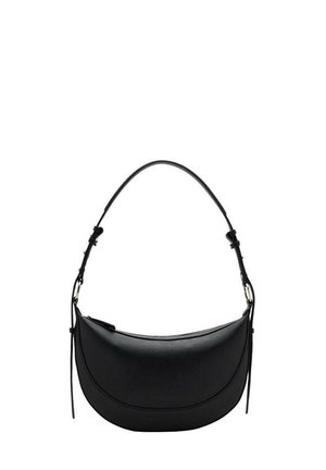 Sac à main en cuir noir en forme de croissant avec une bandoulière ajustable et une fermeture éclair sur fond blanc.