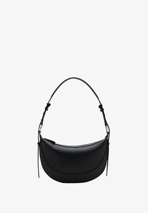 Sac à main en cuir noir en forme de croissant avec une bandoulière ajustable et une fermeture éclair sur fond blanc.