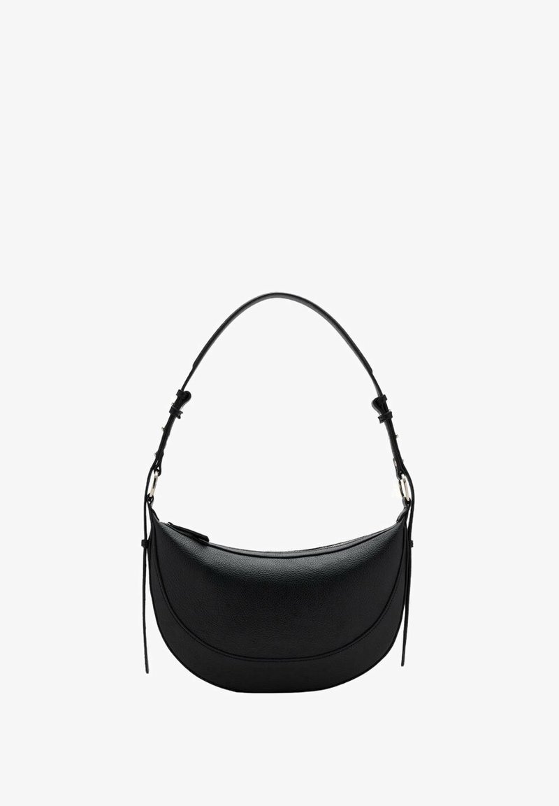 Sac à main en cuir noir en forme de croissant avec une bandoulière ajustable et une fermeture éclair sur fond blanc.