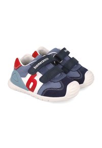 Scarpe da ginnastica blu e navy con cinturini in Velcro, accenti bianchi, dettagli rossi, suola in gomma e pannelli in tessuto testurizzato, progettate per il comfort.