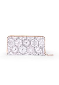 Portafoglio rettangolare con motivo geometrico in nero e rosa su uno sfondo chiaro; presenta una cerniera e un tirante in oro rosa.