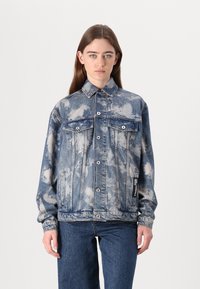 Denimjakke med et lys blått og hvitt sky-mønster, med knappelukking, to brystlommer og en sidelabel. Avslappet passform.