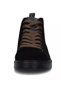 Sneaker in suede nero con lacci marroni, punta tonda, colletto imbottito e suola in gomma. Etichetta con il logo visibile sulla linguetta.