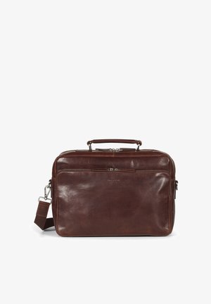 Serviette en cuir marron de forme rectangulaire, avec une poche zippée à l'avant, une poignée supérieure et une bandoulière amovible. Texture lisse, matériel minimal.