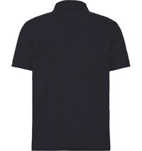 Fekete, rövid ujjú galléros póló, hátulról fehér háttéren mutatva.