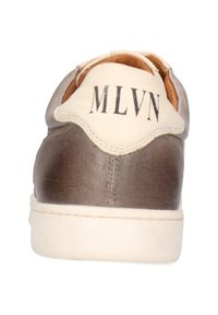 Braune Leder-Sneaker mit einer cremefarbenen Fersenlasche, versehen mit schwarzer Schrift "MLVN." Glatte Textur und rundes Design der Zehenpartie, mit weißer Sohle.