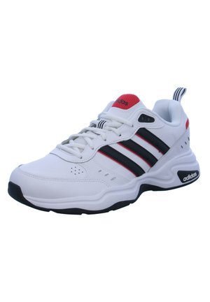 Zapatilla deportiva blanca con detalles en negro y rojo, con tres rayas negras, un collar acolchado y una suela de goma texturizada.