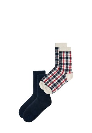 Deux paires de chaussettes : l'une unie bleu marine, l'autre avec un motif à carreaux crème, bleu marine et rouge, avec des bords côtelés et des orteils sans coutures.
