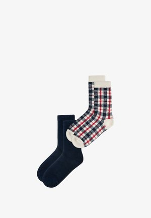 Dvě dvojice ponožek: jedny jednobarevné tmavě modré, druhé s krémovým, tmavě modrým a červeným kostkovaným vzorem, s žebrovanými vrchy a bezšvovými špičkami.