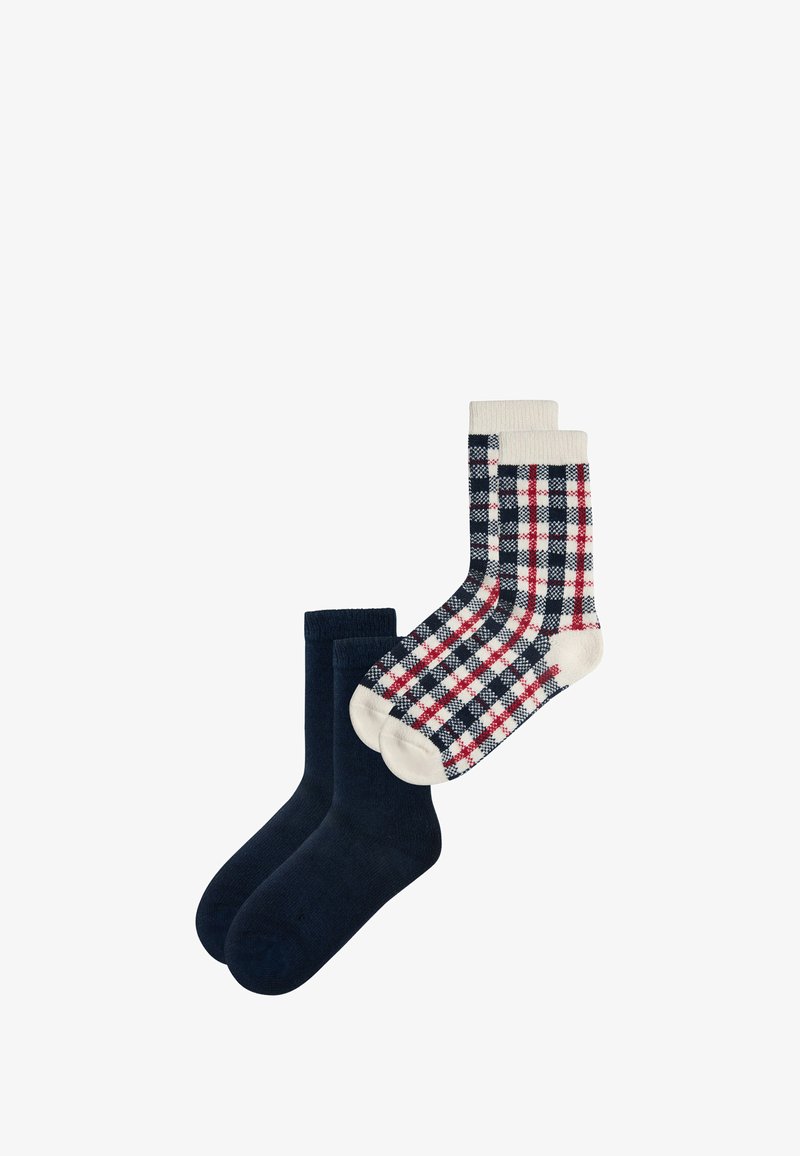 To sæt sokker: det ene ensfarvet marineblå, det andet med et mønster i cremelilla, marineblå og rød tern, med ribbede kanter og sømløse tæer.