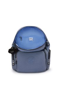 Kipling-ryggsäck i mjukt grått tyg med en texturerad yta. Har ett klart blått inrede, dragkedjefack och en apa-hänge.