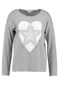 Grijze langemouwen trui met een grote witte hart met een ster ontwerp gemaakt van kleine metalen studs aan de voorkant.