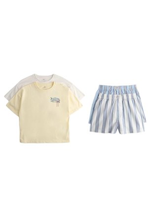 Dwie bawełniane koszule z krótkim rękawem, jedna kremowa z nadrukiem ryb, jedna biała; dwie pary bawełnianych, paskowanych krótkich spodenek w odcieniach niebieskiego i bieli.