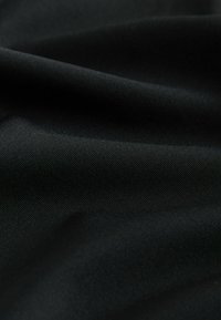 Țesătură neagră cu textură netedă, mată, prezentând un model subtil de țesătură și o cădere moale.