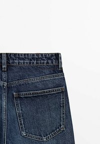 Dunkelblaue Denim-Jeans mit hoher Taille, ausgestattet mit einem strukturierten Bund, zwei Gesäßtaschen und kontrastierenden Nähdetails.