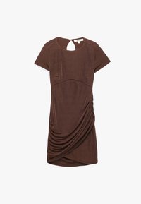 Robe marron à manches courtes avec un col rond et une fente en forme de clé au dos. Présente des détails froncés sur un côté et une texture douce et lisse.