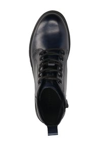 Melni ādas potītes zābaci ar apaļu purngalu, plakanu zoli un auklu dizainu; tiem ir gluda tekstūra un minimālas akcentējošas detaļas.