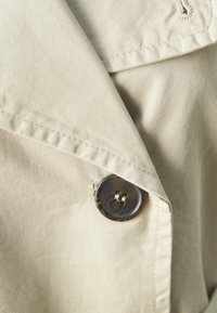 Gina Tricot Petite BELTED PETITE TRENCH - Καλοκαιρινό μπουφάν - beige