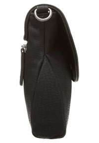 Borsa a mano in pelle nera testurizzata vista laterale con un anello in metallo argento e tasca con zip su sfondo bianco.