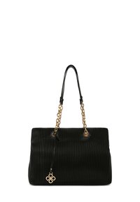Borsa a mano nera con plissettatura e texture liscia, hardware dorato e manici a catena. Presenta un charm decorativo con il logo sul davanti.
