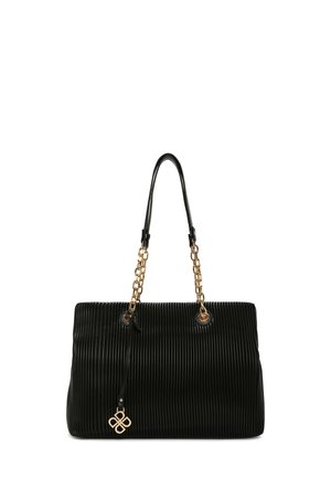 Borsa a mano nera con plissettatura e texture liscia, hardware dorato e manici a catena. Presenta un charm decorativo con il logo sul davanti.