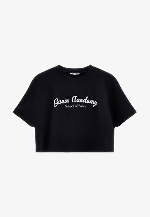 Sort cropped t-shirt lavet af blødt stof, med hvid brodering af "Guess Academy" og "School of Ballet" på forsiden.
