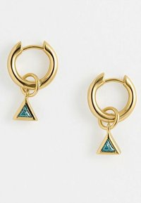 Orecchini a cerchio in oro con un piccolo charm a triangolo che presenta un centro blu con texture. Il design è circolare con una finitura lucida.