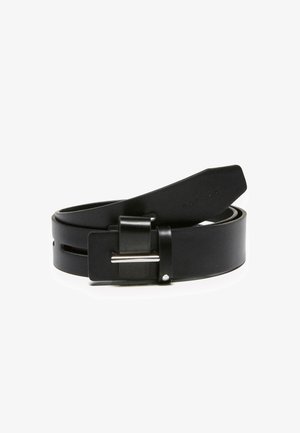 Cintura in pelle nera con una texture liscia, fibbia metallica rettangolare e fori regolabili, caratterizzata da un design minimalista.