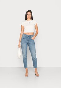 Calvin Klein Jeans CROPPED SLIM TEE - T-shirt básica - eggshell