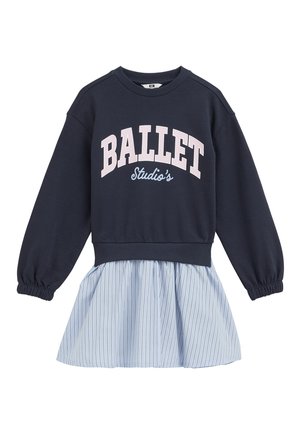 Sweat-shirt bleu marine à manches longues avec le texte "BALLET Studio's", associé à une jupe bleu clair à fines rayures verticales.