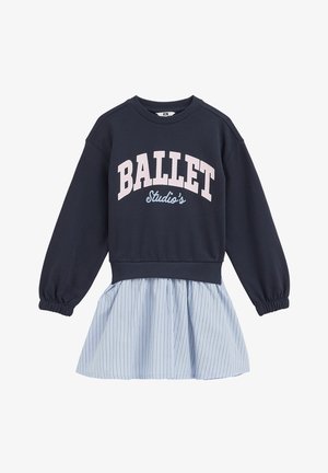 Marineblaues Sweatshirt mit langen Ärmeln und dem Text "BALLET Studio's", kombiniert mit einem hellblauen Rock mit dünnen vertikalen Streifen.