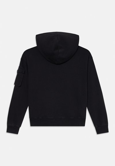 Svart hoodie med en känguruficka, justerbar dragsko på huvan och en ficka på vänster ärm. Funktionen inkluderar ribbade muddar och fåll.